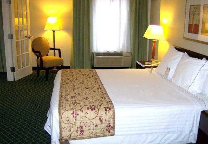 Fairfield Inn & Suites Butler Room photo